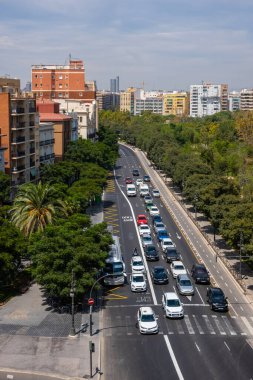 Valencia, İspanya - 06 Ağustos 2019 Valencia şehir sokağı ve yol trafiği, yoldaki arabalar. Şehir mimarisi