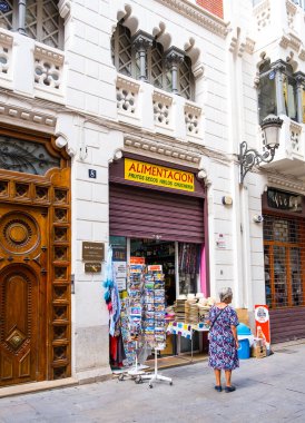 Valencia, İspanya - 06 Ağustos 2019: Sıcak bir yaz gününde Valencia sokaklarında turist. Seyahat, alışveriş ve eğlence.