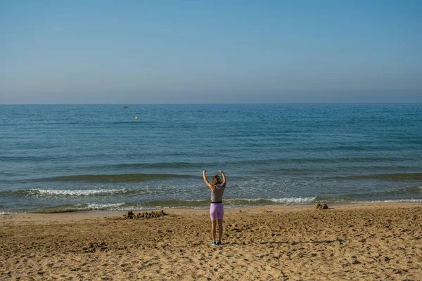 Fitness Sea Slender Girl Looks Sea Does Yoga Healthy Lifestyle — Photo