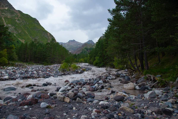 高加索山区的Azau河 Baksan Baksan起源于Elbrus的冰川 Kabardino Balkaria 俄罗斯 — 图库照片#