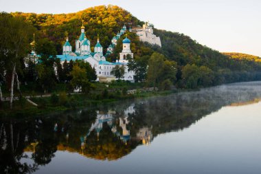 Kutsal Koğuşun Kutsal Dağları Lavra. Svyatohirsk Lavra ve Seversky Donets Nehri. Ukrayna 'da Svyatohirs' k