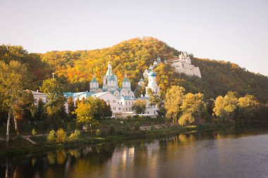 Kutsal Koğuşun Kutsal Dağları Lavra. Svyatohirsk Lavra ve Seversky Donets Nehri. Ukrayna 'da Svyatohirs' k
