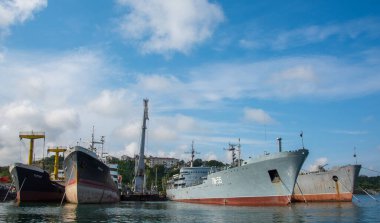 Sivastopol, Kırım - 26 Haziran 2015: Karadeniz Donanması Deniz Üssü. Karadeniz Filosu gemileri Sivastopol limanında