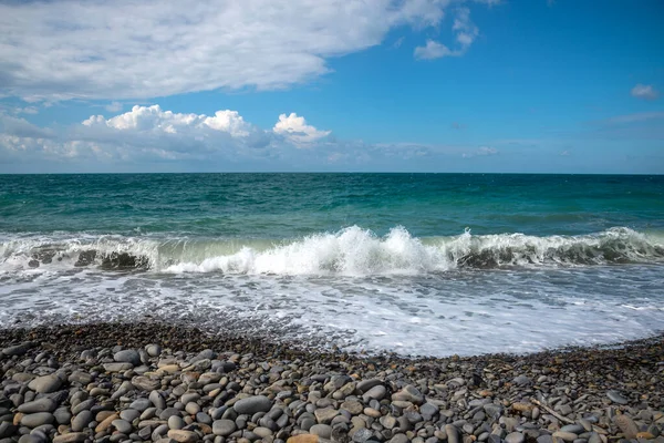 Неспокійне Чорне Море Пляж Камінням Синій Фон Неба — стокове фото
