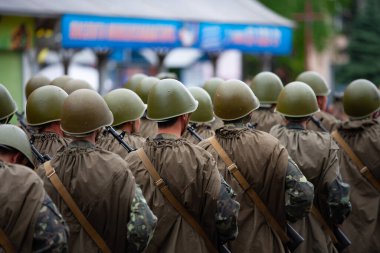 Build soldiers in the form of World War II