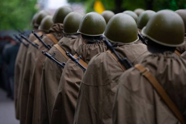 Build soldiers in the form of World War II