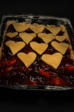 Ev yapımı reçelli turta, seçici odaklanma, yakın plan. Sevgililer Günü tatlı fikri