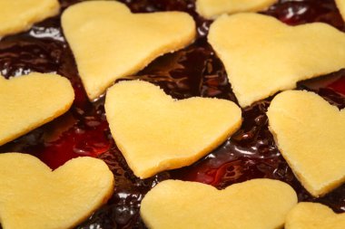 Kalp şeklinde süslemeli ev yapımı reçelli turta, yakın çekim. Sevgililer Günü fikri, Kadınlar Günü, Anneler Günü.