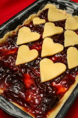 Ev yapımı reçelli turta, yan görüş, seçici odaklanma, yakın çekim. Sevgililer Günü tatlı fikri