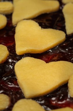 Ev yapımı reçelli turta, seçici odaklanma, yakın plan. Sevgililer Günü tatlı fikri