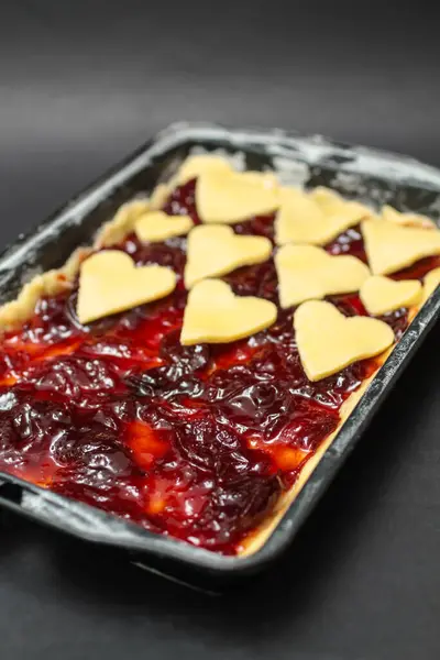 Ev yapımı reçelli turta, seçici odaklanma, yakın plan. Sevgililer Günü tatlı fikri