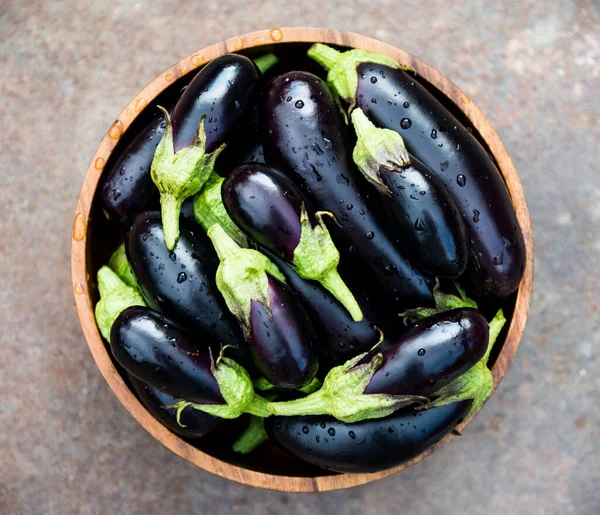 Ripe Eggplant Wooden Bowl Harvesting Home Gardening — 스톡 사진