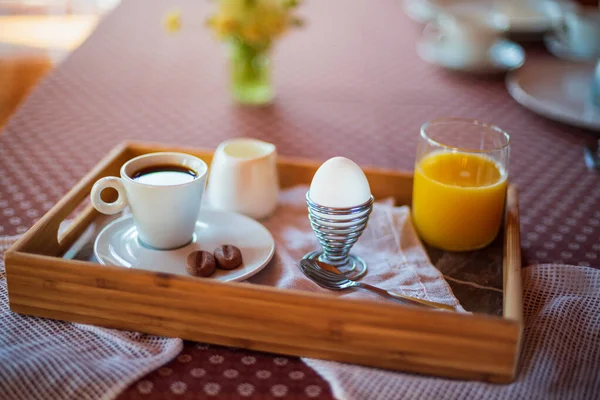 Café Manhã Com Ovo Cozido Suco Laranja Café Manhã Ensolarada — Fotografia de Stock