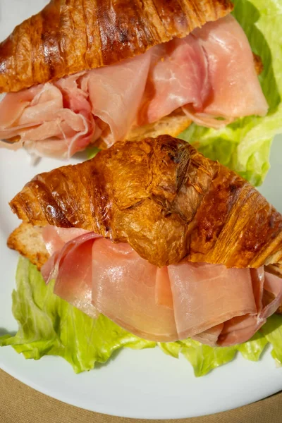 Croissanty Sendviče Prosciuttem Jamon Konzervovaná Šunka Prosciutto Crudo Salátem Vynikající — Stock fotografie