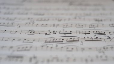 Müzikal notaların arkaplanı: Piyano için skor, yakın çekim. Nota kağıtları. Konservatuar, müzik, notalar, müzik dersleri, sanatsal yaşam konsepti