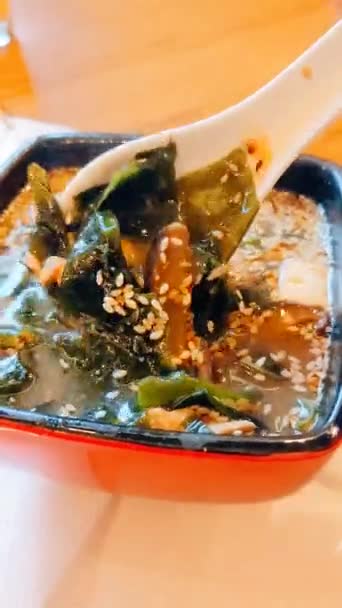 配上豆腐的味汤 油菜花和芝麻蘑菇 芝麻和芝麻 日本餐馆 吃东西的特写 亚洲食品 — 图库视频影像