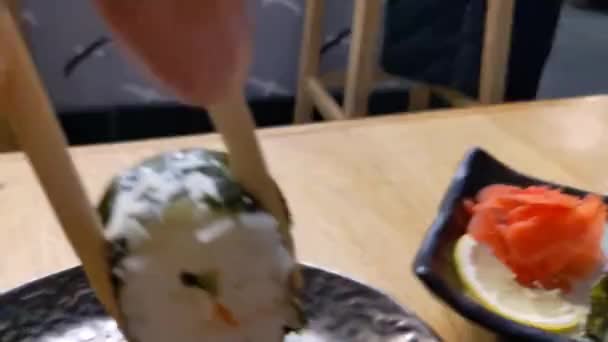 Sushi Bułce Różnorodność Rodzajów Sushi Czarnej Płycie Weź Jedną Rolkę — Wideo stockowe