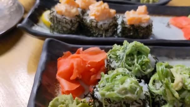 Sushi Rullar Olika Typer Sushi Svart Platta Sushirulle Från Svarta — Stockvideo