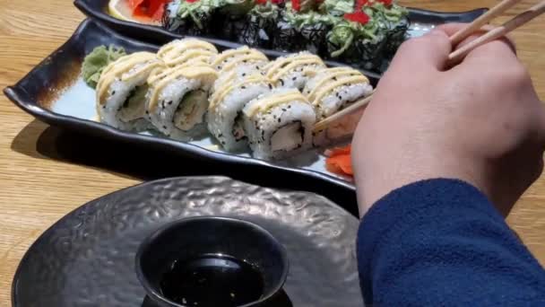 Rotoli Sushi Varietà Tipi Sushi Piatto Nero Prenda Rotolo Sushi — Video Stock