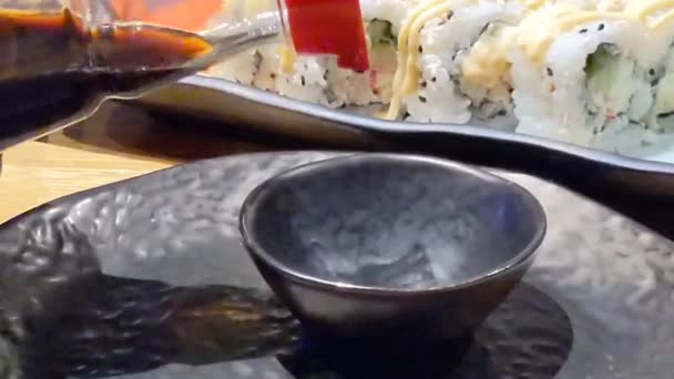 Rollos Sushi Variedad Tipos Sushi Plato Negro Verter Salsa Soja — Vídeo de stock