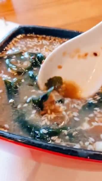 配上豆腐的味汤 油菜花和芝麻蘑菇 芝麻和芝麻 日本餐馆 吃东西的特写 亚洲食品 — 图库视频影像