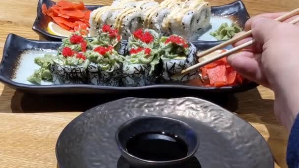 Rolos Sushi Variedade Tipos Sushi Uma Chapa Preta Pegue Rolo — Vídeo de Stock