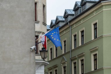 Polonya 'nın başkenti Lublin' de inşa etme cephesinde Avrupa Birliği bayrağı ve Polonya bayrağı