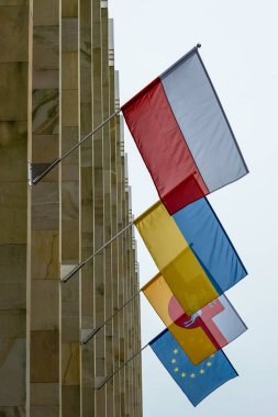 Ofis binası arka planında Polonya, Ukrayna, Lublin Voyvoda ve Avrupa Birliği bayrakları. Rus saldırısına karşı bir sembol, dayanışma işareti ve Ukrayna 'ya yardım.