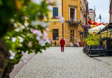 Lublin, Polonya - Haziran 05, 2022: Eski şehrin manzarası (Polonyaca: miasto Lublin). Eski tarihi apartmanlar. Güzel bir klasik resim.