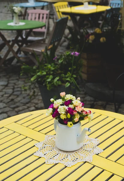 Blütenstand Bunter Rosen Der Teekanne Auf Dem Tisch Altstadt Von — Stockfoto