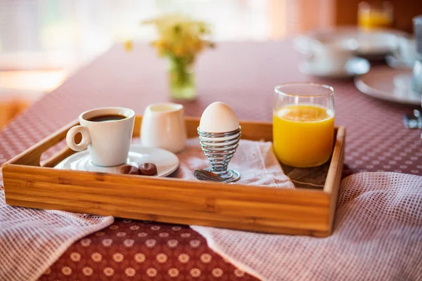 Café Manhã Com Ovo Cozido Suco Laranja Café Manhã Ensolarada — Fotografia de Stock