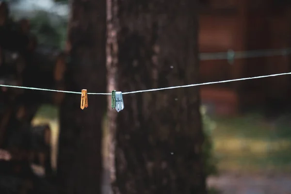 Bir Kır Evinin Yakınındaki Çamaşır Mandallı Çamaşır Ipi — Stok fotoğraf