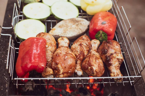 Barbekü Izgarasında Pişirme Işlemi Piknik Yemekleri Açık Hava Yemekleri — Stok fotoğraf