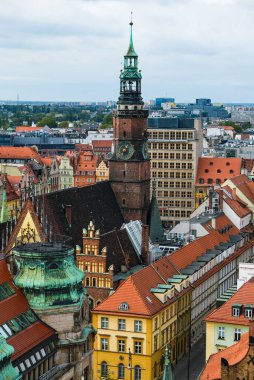 Wroclaw, Polonya - 27 Eylül 2019: Wroclaw Belediye Binası ve Pazar Meydanı. Wroclaw Şehir Merkezi 'nin hava görüntüsü