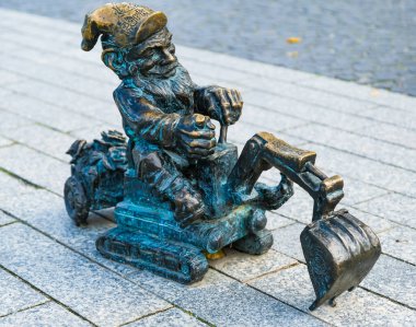 Wroclaw, Polonya - 27 Eylül 2019: Wroclaw Cüce. Cüce Koparkus, Odra 'nın modernizasyonuna katıldı. Wroclaw 'ın sembolü. Küçük bir cüce heykeli.