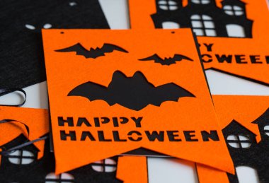 Siyah ve turuncu bayraklı bayram dekoru, bayram hazırlığı. Tatiller, dekorasyon ve parti konsepti