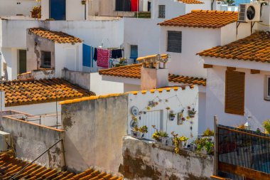 Sitges 'deki cadde manzarası, bir İspanyol Plaj Tatil Köyü. Yaz tatili, tatil ve seyahat