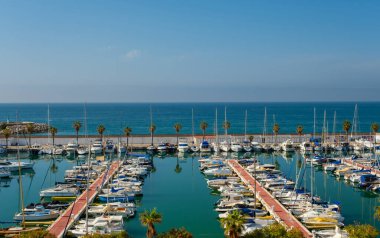 Sitges, Katalonya, İspanya - Haziran 02, 2022: Sitges Limanı 'nda tekneler. Port d'Aiguadolc