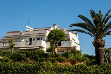 Sitges, Katalonya, İspanya - 02 Haziran 2022: Sitges 'deki özel evde cephe manzarası
