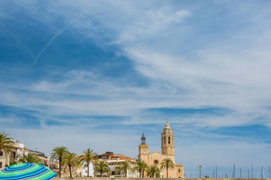 St. Bartholomew Kilisesi ve Santa Tecla Sitges, Katalonya, İspanya manzarası. Boşluğu kopyala