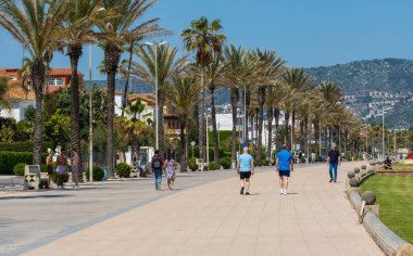 Sitges, Katalonya, İspanya - Haziran 02, 2022: Sitges sokakları boyunca yürüyen insanlar