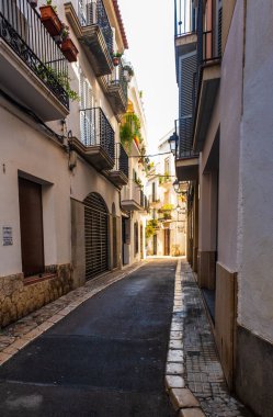 Sitges, Katalonya, İspanya - 2 Haziran 2022: İspanya 'da bir sahil beldesi olan Sitges' deki eski sokakların görüntüsü