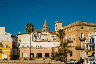 Sitges, Katalonya, İspanya - 2 Haziran 2022: İspanya 'da bir sahil beldesi olan Sitges' deki eski sokakların görüntüsü