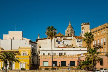 Sitges, Katalonya, İspanya - 2 Haziran 2022: İspanya 'da bir sahil beldesi olan Sitges' deki eski sokakların görüntüsü