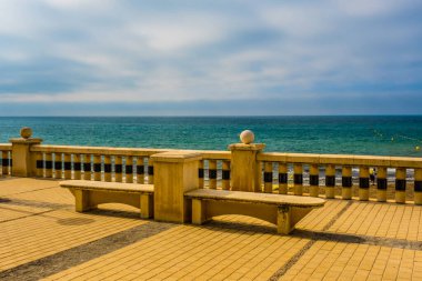 Sitges sahilindeki boş banklar, bir İspanyol Plajı Tatil Köyü. Yaz tatili, tatil ve seyahat