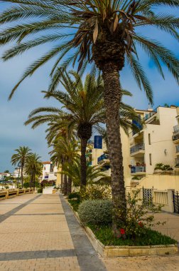 Barcelona 'nın banliyölerindeki küçük bir tatil köyündeki gezinti güvertesi manzarası. Katalonya, İspanya