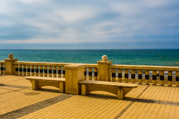 Prázdné Lavice Pláži Sitges Španělské Beach Resort Letní Dovolená Dovolená — Stock fotografie
