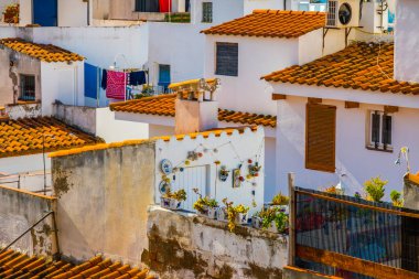 Sitges 'deki cadde manzarası, bir İspanyol Plaj Tatil Köyü. Yaz tatili, tatil ve seyahat