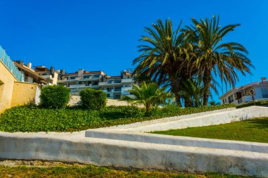 Sitges 'in manzarası. İspanyol sahil beldesi. Yaz tatilleri, tatiller ve seyahat. Boşluğu kopyala