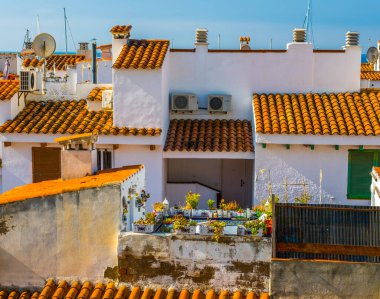 Sitges 'deki cadde manzarası, bir İspanyol Plaj Tatil Köyü. Yaz tatili, tatil ve seyahat